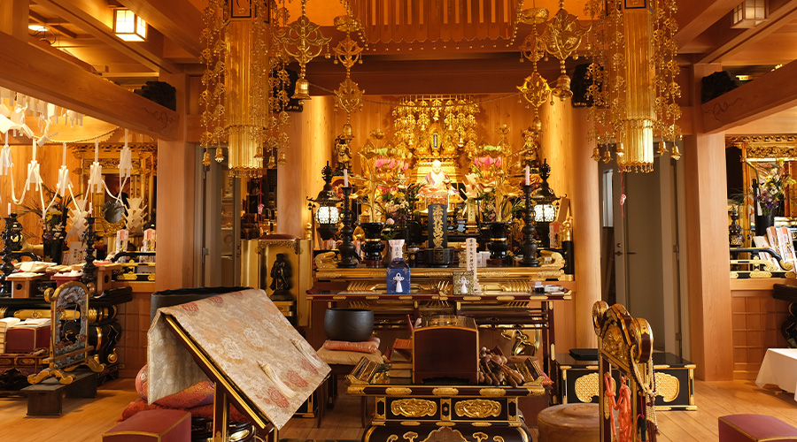 5階 妙見寺 本堂 荘厳な空間で行う法要