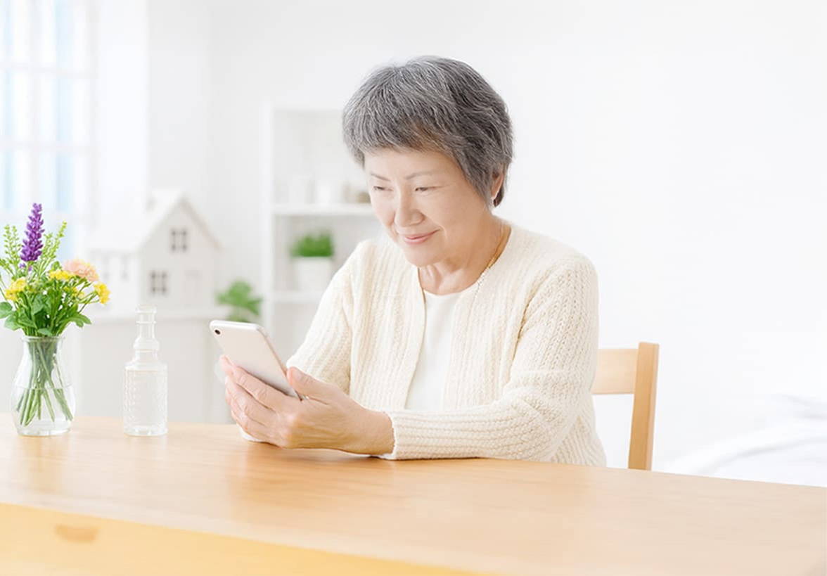 スマホを持つ女性